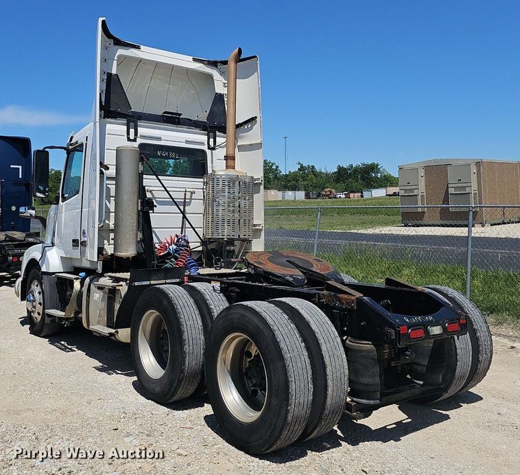image for item EJ5396 2014 Volvo VNL semi truck