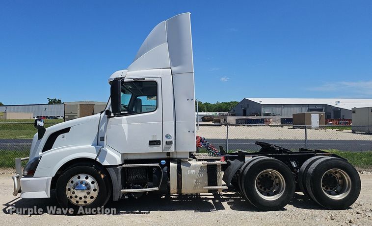 image for item EJ5396 2014 Volvo VNL semi truck