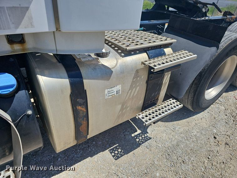 image for item EJ5396 2014 Volvo VNL semi truck