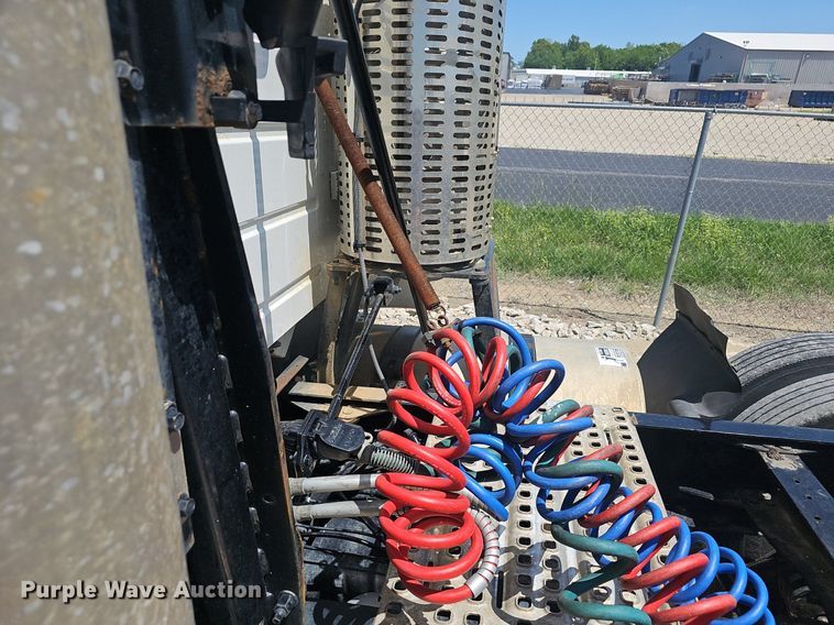 image for item EJ5396 2014 Volvo VNL semi truck