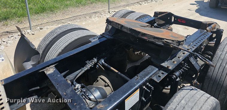 image for item EJ5396 2014 Volvo VNL semi truck