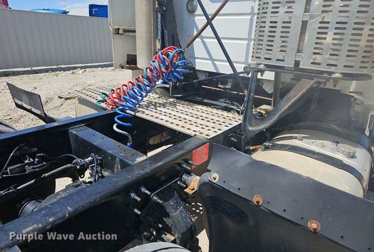 image for item EJ5396 2014 Volvo VNL semi truck