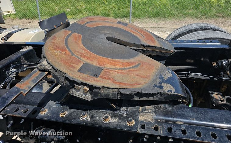 image for item EJ5396 2014 Volvo VNL semi truck