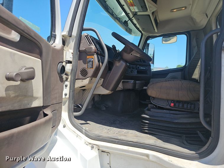 image for item EJ5396 2014 Volvo VNL semi truck