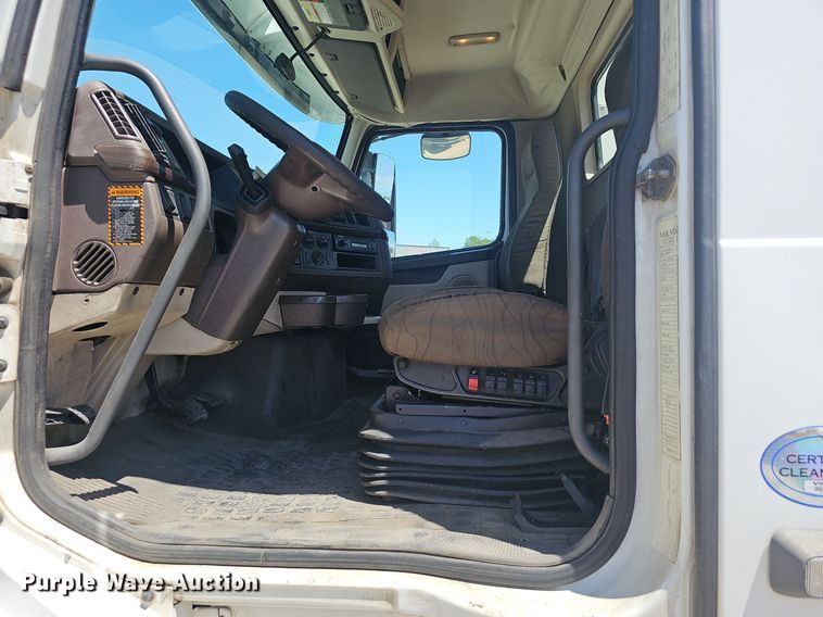 image for item EJ5396 2014 Volvo VNL semi truck