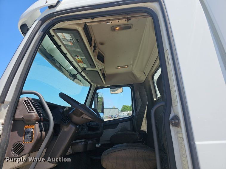 image for item EJ5396 2014 Volvo VNL semi truck