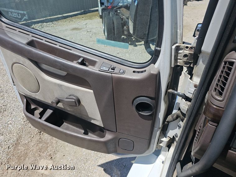 image for item EJ5396 2014 Volvo VNL semi truck