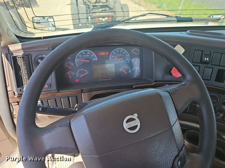 image for item EJ5396 2014 Volvo VNL semi truck