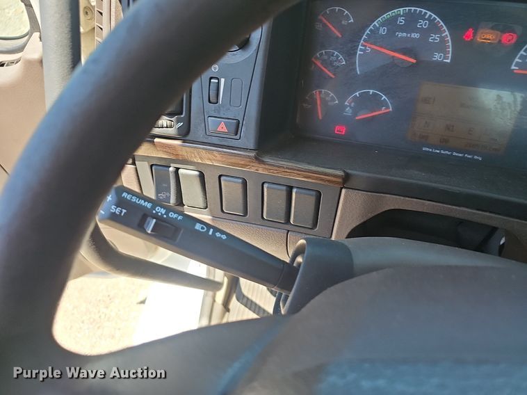 image for item EJ5396 2014 Volvo VNL semi truck