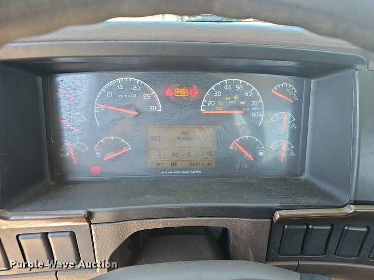 image for item EJ5396 2014 Volvo VNL semi truck