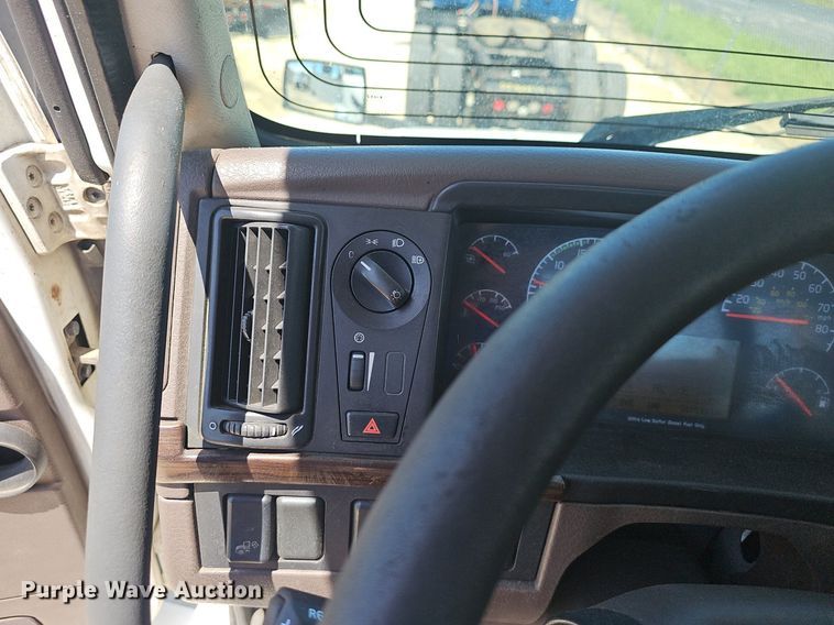 image for item EJ5396 2014 Volvo VNL semi truck