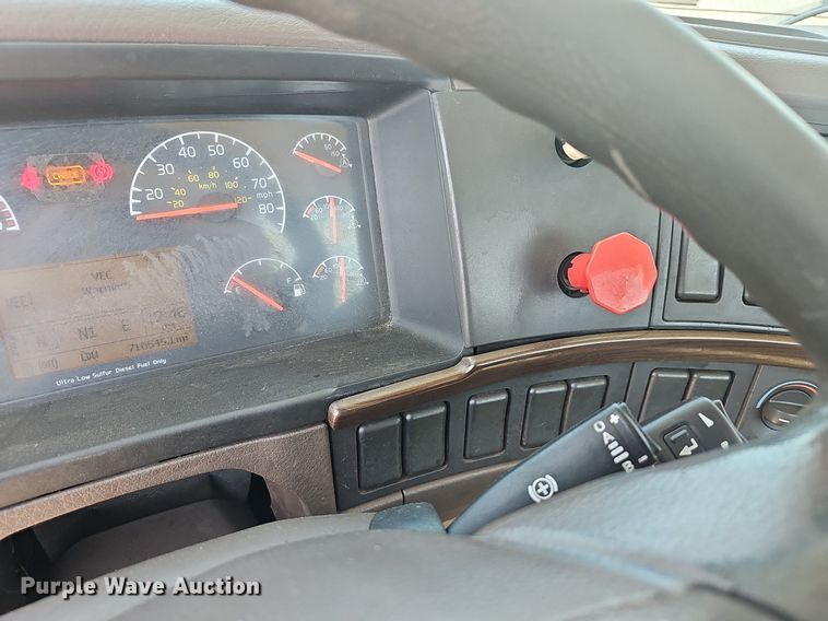 image for item EJ5396 2014 Volvo VNL semi truck