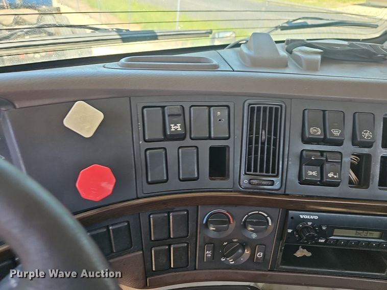 image for item EJ5396 2014 Volvo VNL semi truck