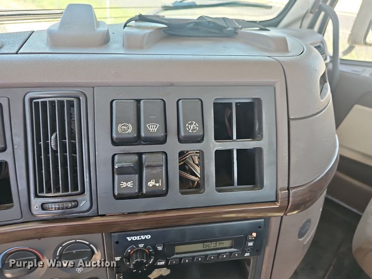 image for item EJ5396 2014 Volvo VNL semi truck