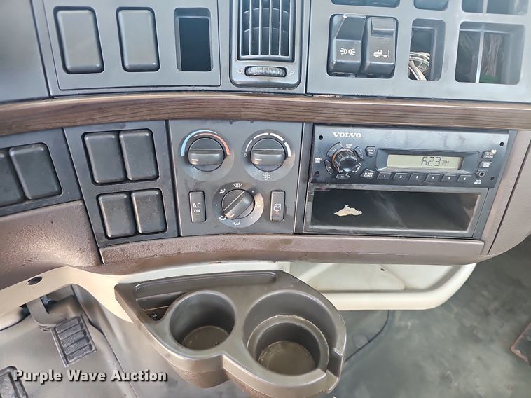 image for item EJ5396 2014 Volvo VNL semi truck