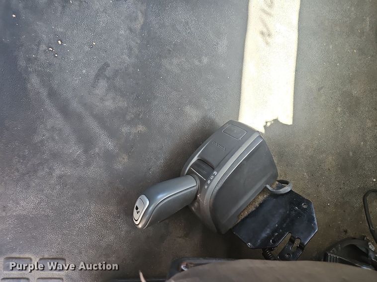 image for item EJ5396 2014 Volvo VNL semi truck