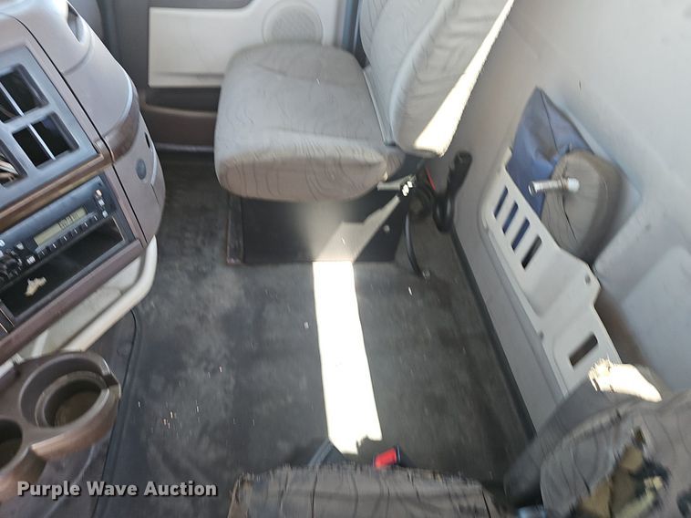 image for item EJ5396 2014 Volvo VNL semi truck