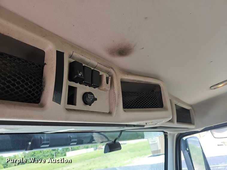 image for item EJ5396 2014 Volvo VNL semi truck