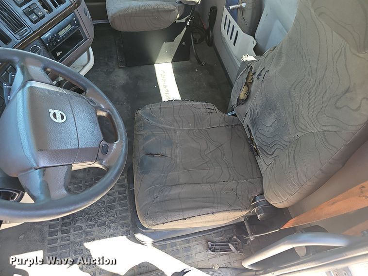 image for item EJ5396 2014 Volvo VNL semi truck