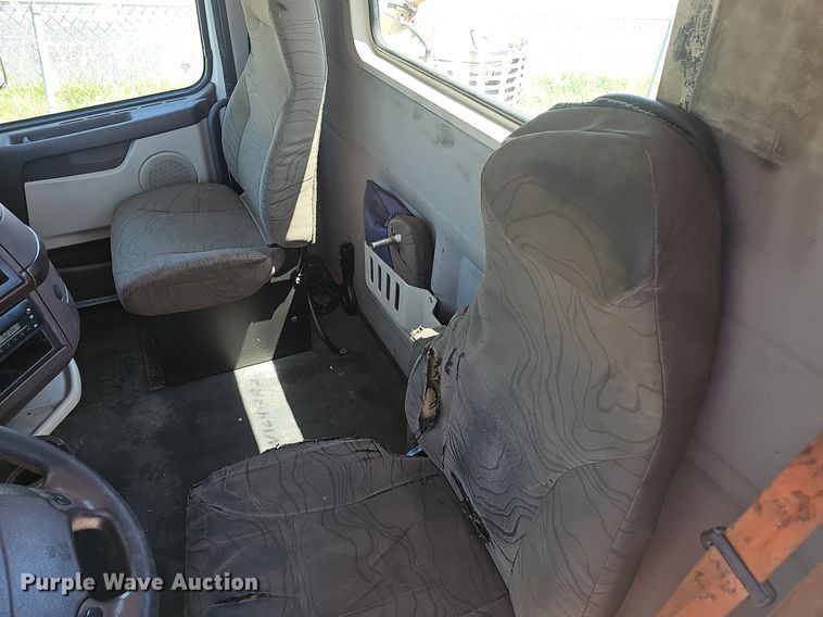 image for item EJ5396 2014 Volvo VNL semi truck