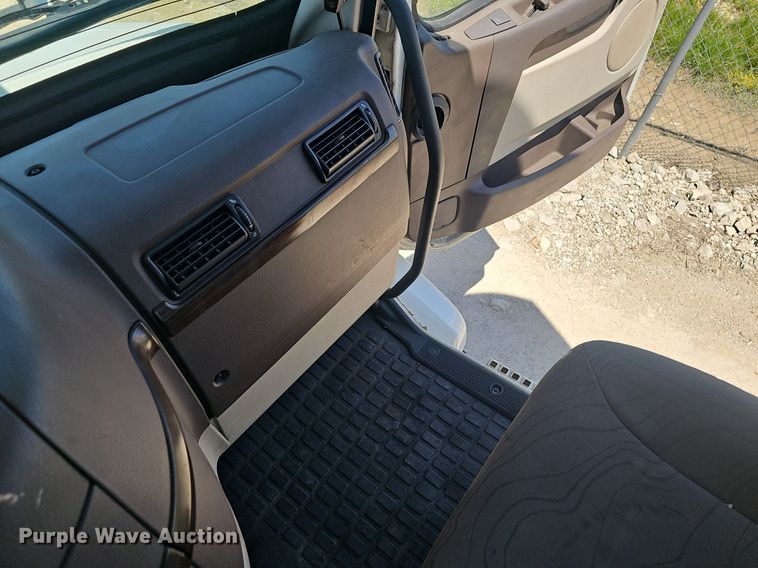 image for item EJ5396 2014 Volvo VNL semi truck