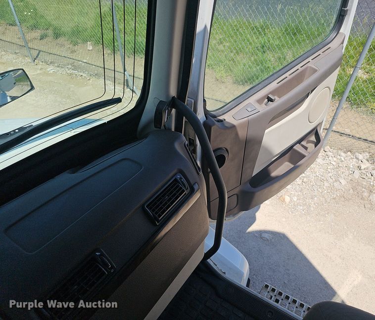 image for item EJ5396 2014 Volvo VNL semi truck