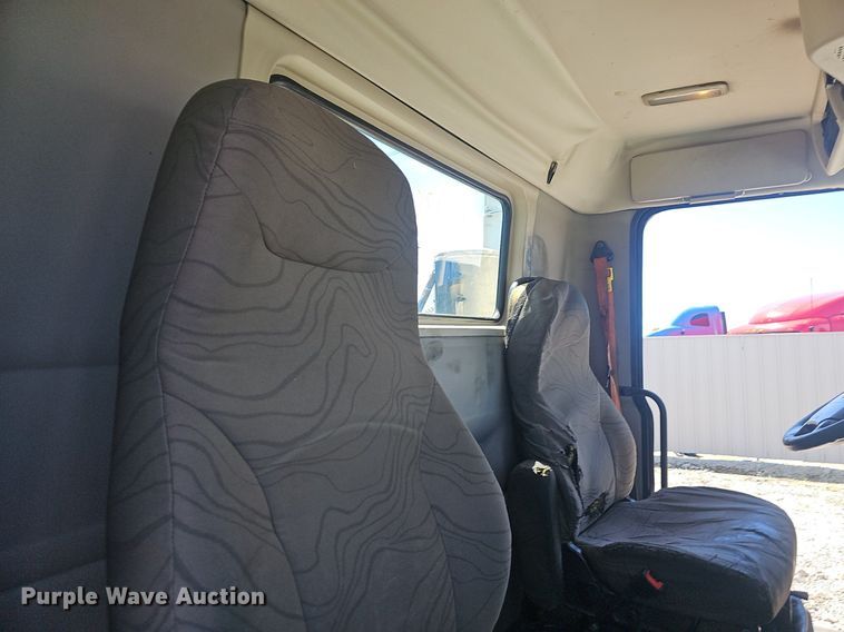 image for item EJ5396 2014 Volvo VNL semi truck