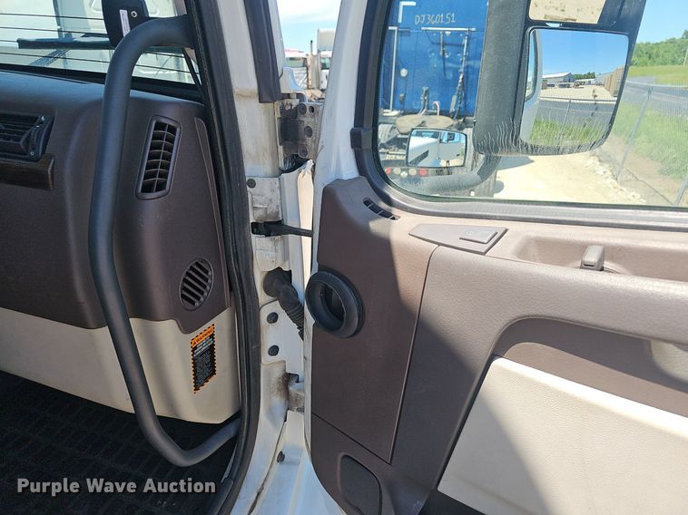 image for item EJ5396 2014 Volvo VNL semi truck