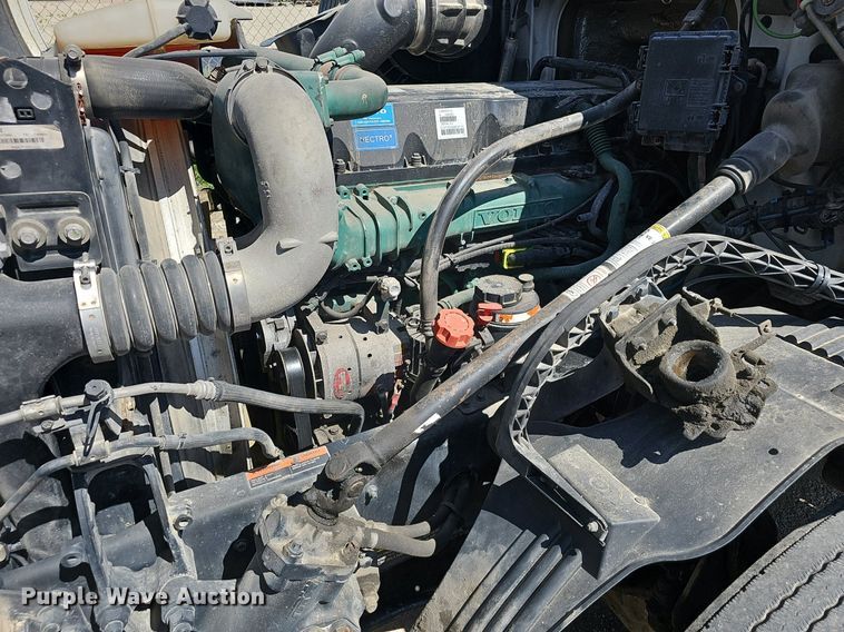 image for item EJ5396 2014 Volvo VNL semi truck