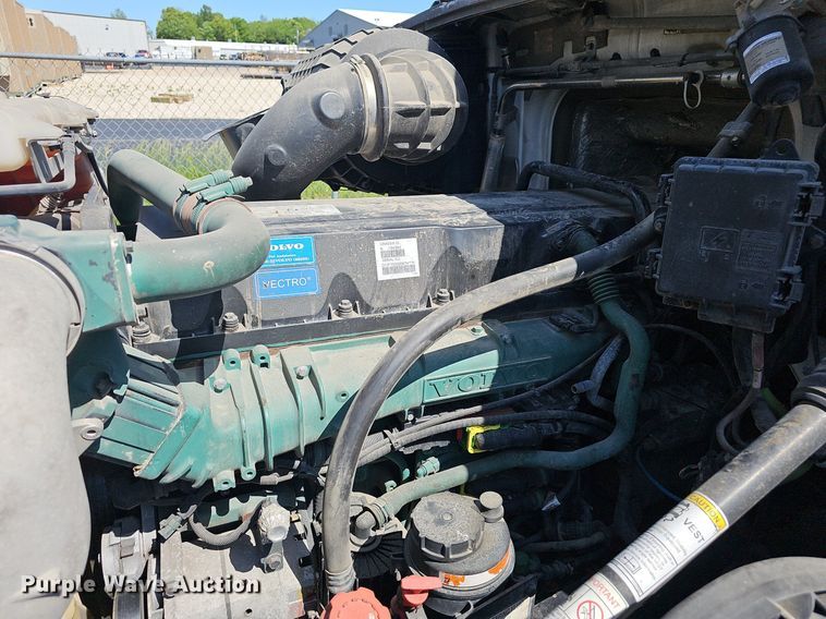 image for item EJ5396 2014 Volvo VNL semi truck