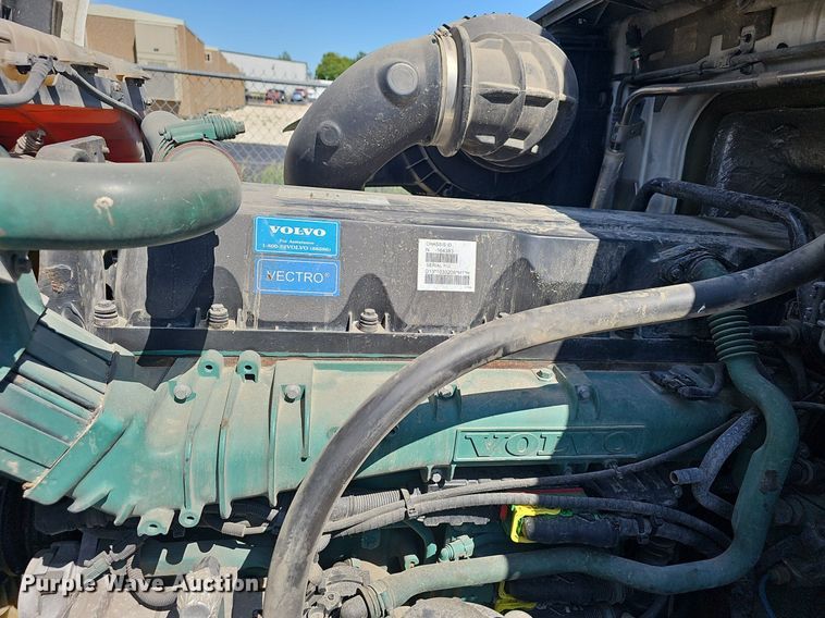 image for item EJ5396 2014 Volvo VNL semi truck