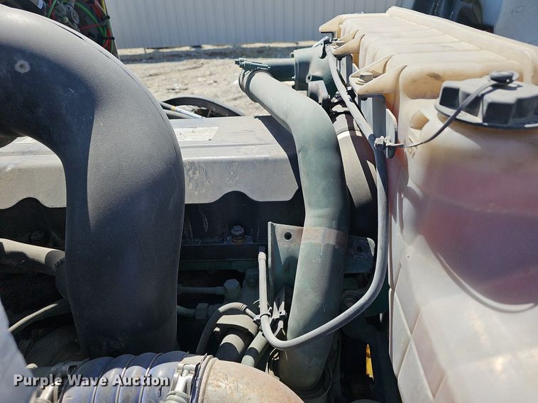 image for item EJ5396 2014 Volvo VNL semi truck