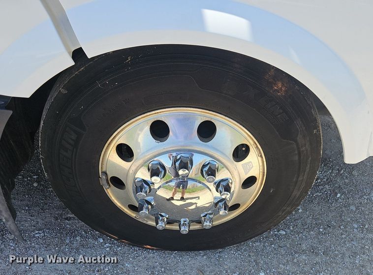 image for item EJ5396 2014 Volvo VNL semi truck