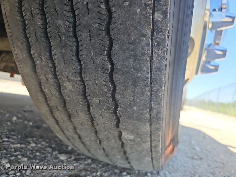 image for item EJ5396 2014 Volvo VNL semi truck