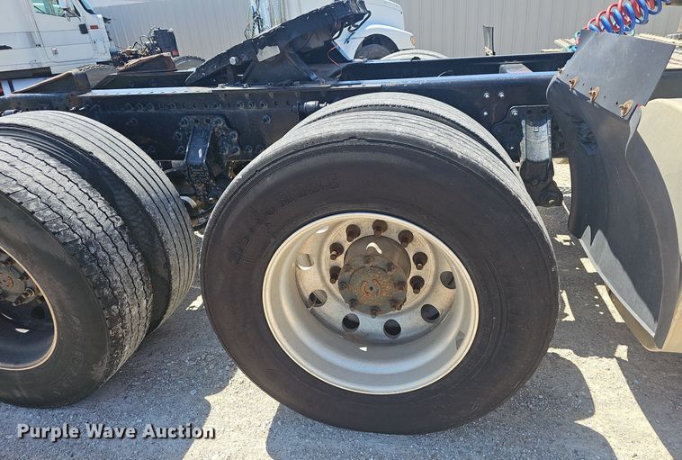 image for item EJ5396 2014 Volvo VNL semi truck