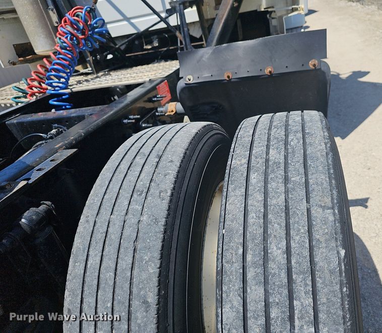 image for item EJ5396 2014 Volvo VNL semi truck