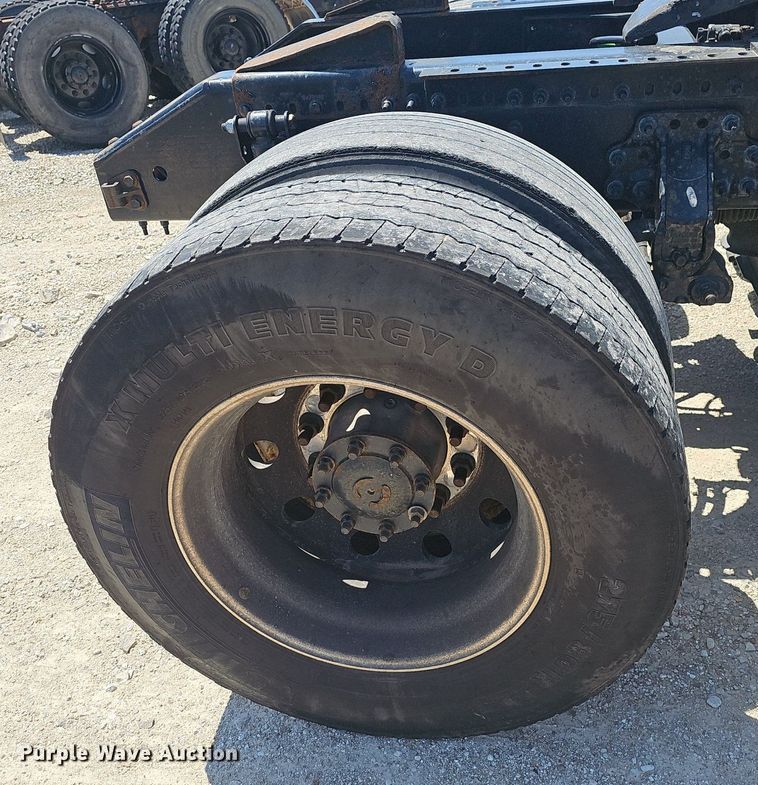 image for item EJ5396 2014 Volvo VNL semi truck