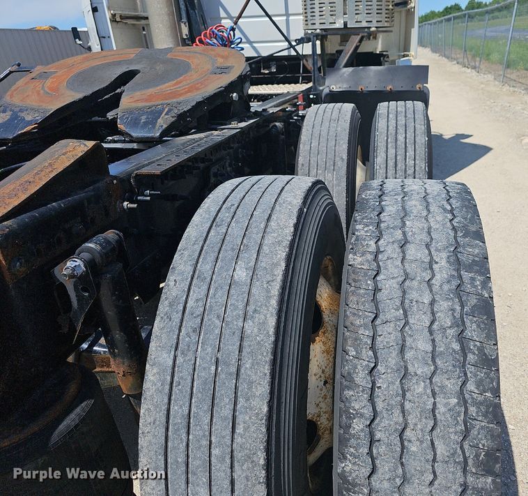 image for item EJ5396 2014 Volvo VNL semi truck