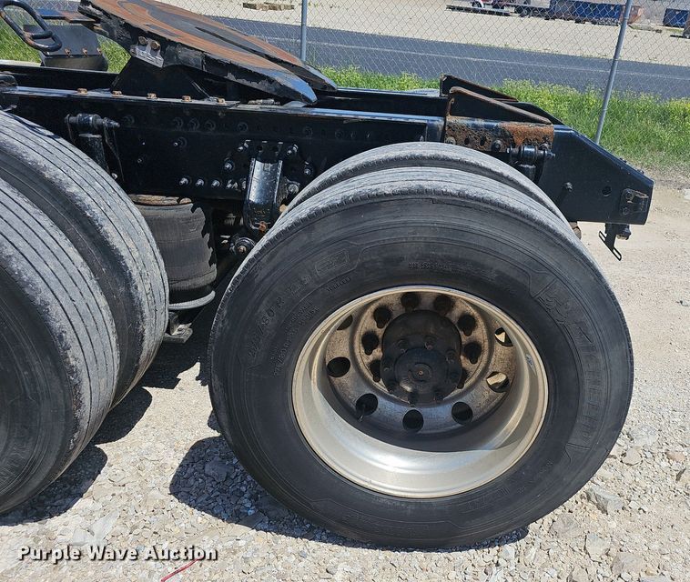 image for item EJ5396 2014 Volvo VNL semi truck