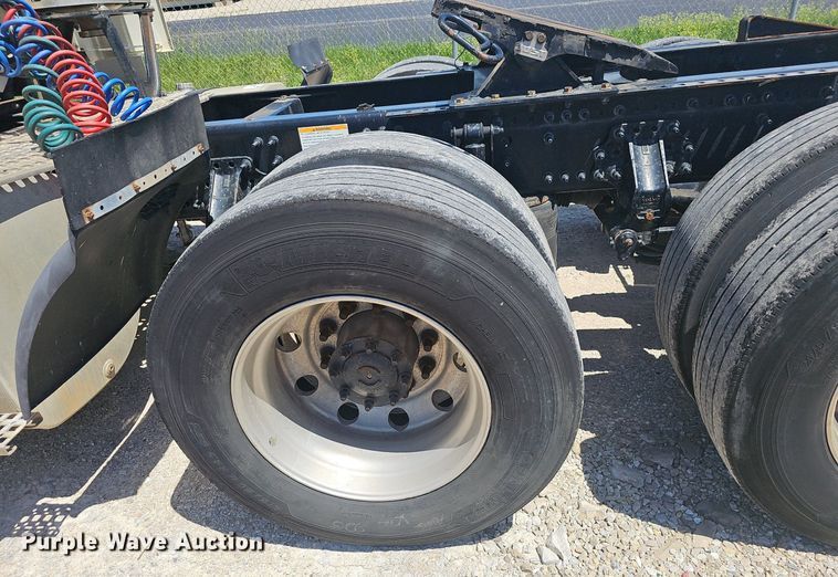 image for item EJ5396 2014 Volvo VNL semi truck