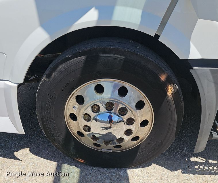 image for item EJ5396 2014 Volvo VNL semi truck