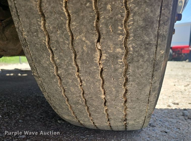 image for item EJ5396 2014 Volvo VNL semi truck