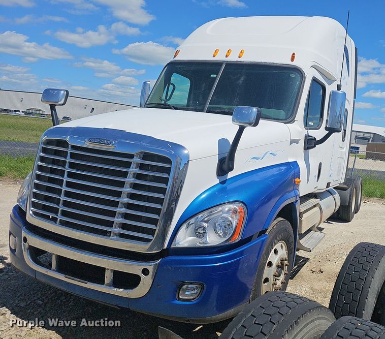 image for item EJ5400 2009 Freightliner Cascadia 125 semi truck
