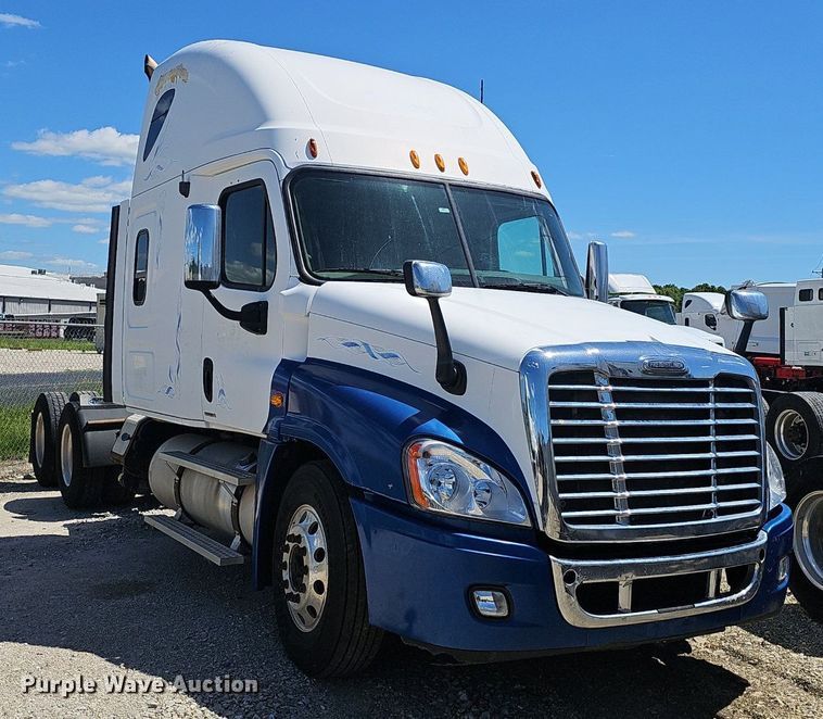 image for item EJ5400 2009 Freightliner Cascadia 125 semi truck