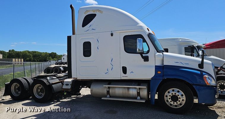 image for item EJ5400 2009 Freightliner Cascadia 125 semi truck