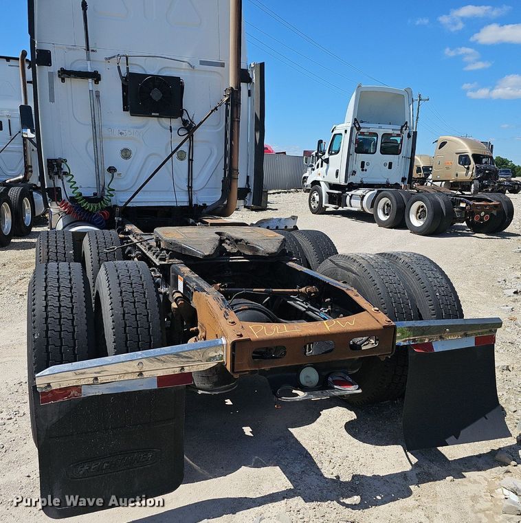 image for item EJ5400 2009 Freightliner Cascadia 125 semi truck