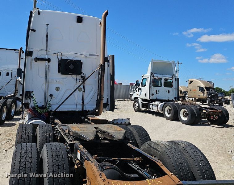 image for item EJ5400 2009 Freightliner Cascadia 125 semi truck
