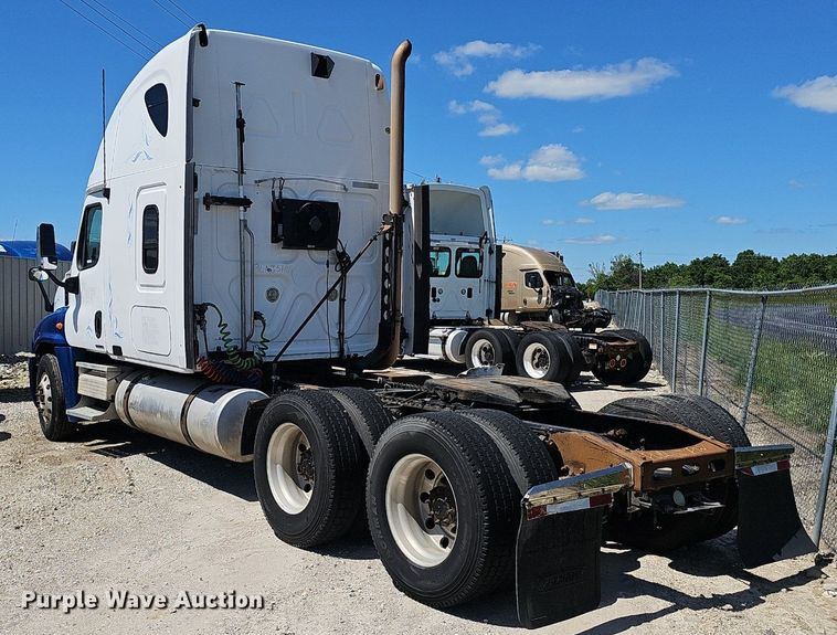 image for item EJ5400 2009 Freightliner Cascadia 125 semi truck