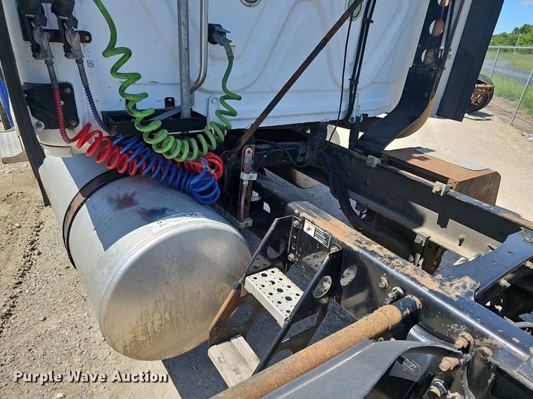 image for item EJ5400 2009 Freightliner Cascadia 125 semi truck