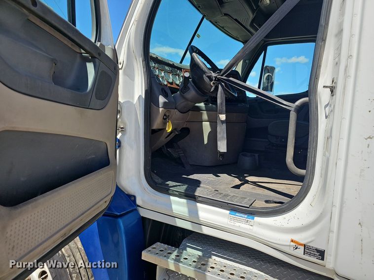 image for item EJ5400 2009 Freightliner Cascadia 125 semi truck